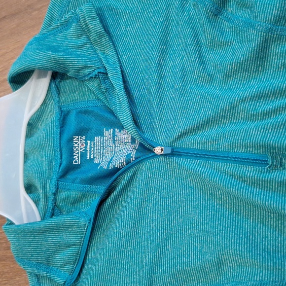 Danskin Semi-Fitted - Picture 3 of 3